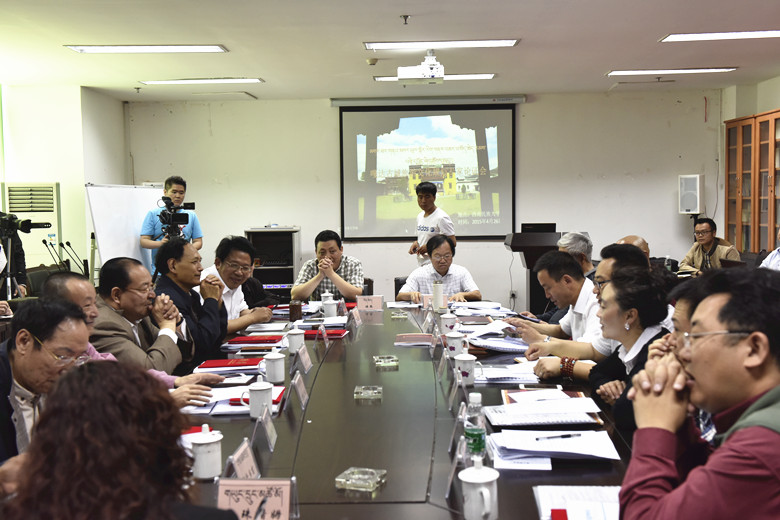 མི་ཉག་མགར་ཐར་གནའ་མཁར་རིག་གནས་ཡུལ་སྐོར་འཆར་འགོད་ཆེད་རམས་པའི་དཔྱོད་ཞིབ་ཚོགས་འདུ་ལྷོ་ནུབ་མི་རིགས་སློབ་ཆེན་དུ་འཚོགས།