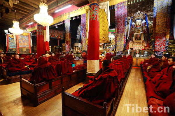 ལྷ་སའི་ལྷ་ལྡན་གཙུག་ལག་ཁང་དུ་དགེ་འདུན་འདུ་ཚོགས་བྱས་ནས་ས་ཡོམ་ཁྲོད་དུ་གནོད་འཚེ་ཕོག་མཁན་རྣམས་ལ་བསྔོ་སྨོན་གནང་།