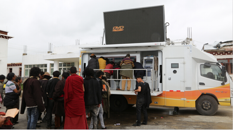 ལི་ཐང་ཡིད་རྟོན་ཁང་གི་སྐོར་བསྐྱོད་དངུལ་ཁང་གི་རླངས་འཁོར་གྲོང་ཚོའི་ནང་དུ་སོང་ནས་དཔྱིད་འདེབས་ལས་ཀར་ཞབས་ཞུ་བསྒྲུབས།