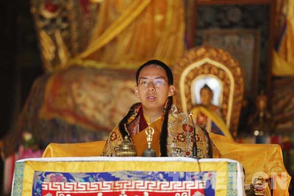 པཎ་ཆེན་ཨེར་ཏི་ནི་ཆོས་ཀྱི་རྒྱལ་པོས་གནོད་ཐེབས་ས་ཁུལ་ལ་གསོལ་འདེབས་ཞུས།