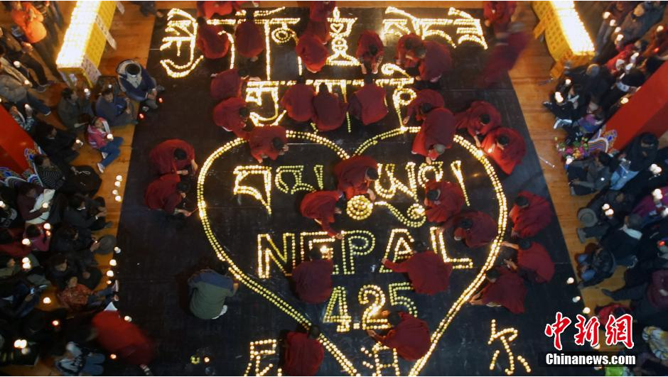 མཚོ་སྔོན་ཡུལ་ཤུལ་མང་ཚོགས་ཀྱིས་བལ་བོའི་ས་འགུལ་ཁྲོད་རྐྱེན་ལམ་དུ་ཤོར་བའི་འདས་པོ་ཚོར་མཆོད་མེ་སྒྲོན་ནས་བསྔོ་སྨོན་ཞུས།