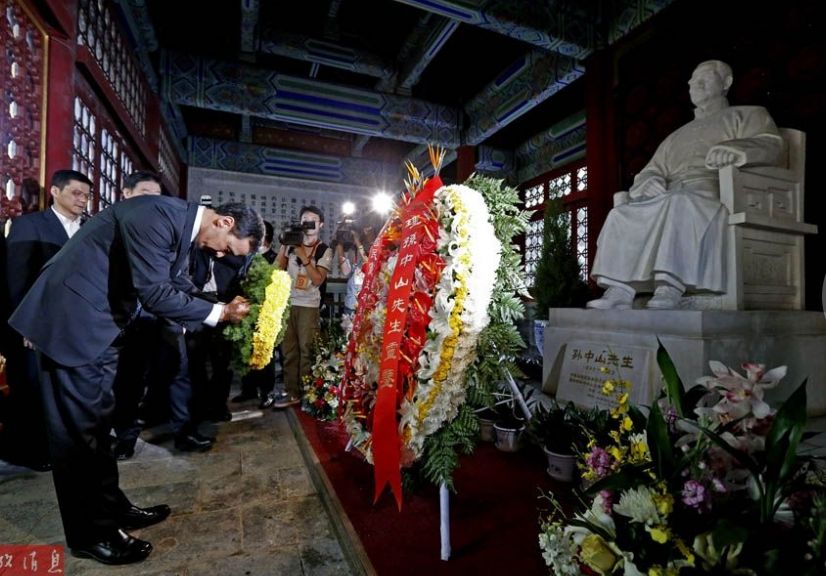 ཀྲུའུ་ལི་ལུན་གྱིས་སྣེ་ཁྲིད་པའི་གོ་མིན་ཏང་གི་འཚམས་འདྲིའི་ཚོགས་པ་སུན་ཀྲུང་ཧྲན་གྱི་གྱོན་གོས་འཇོག་སའི་བང་སོར་མཇལ་སྐོར་གནང་།