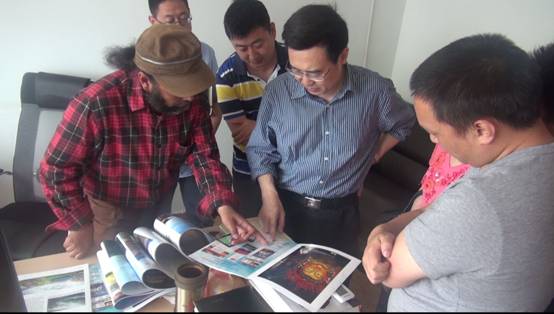 སི་ཁྲོན་ཏང་གི་འཛུགས་སྐྲུན་དུས་དེབ་ཚོགས་པའི་ཧྲུའུ་ཅི་ཧོ་ཀྲི་ཡུང་གིས་གངས་ལྗོངས་ཉི་གཞོན་འཕྲིན་སྦྱོར་ཀུན་འདུས་ལྟེ་གནས་སུ་གཟིགས་ཞིབ་གནང་།