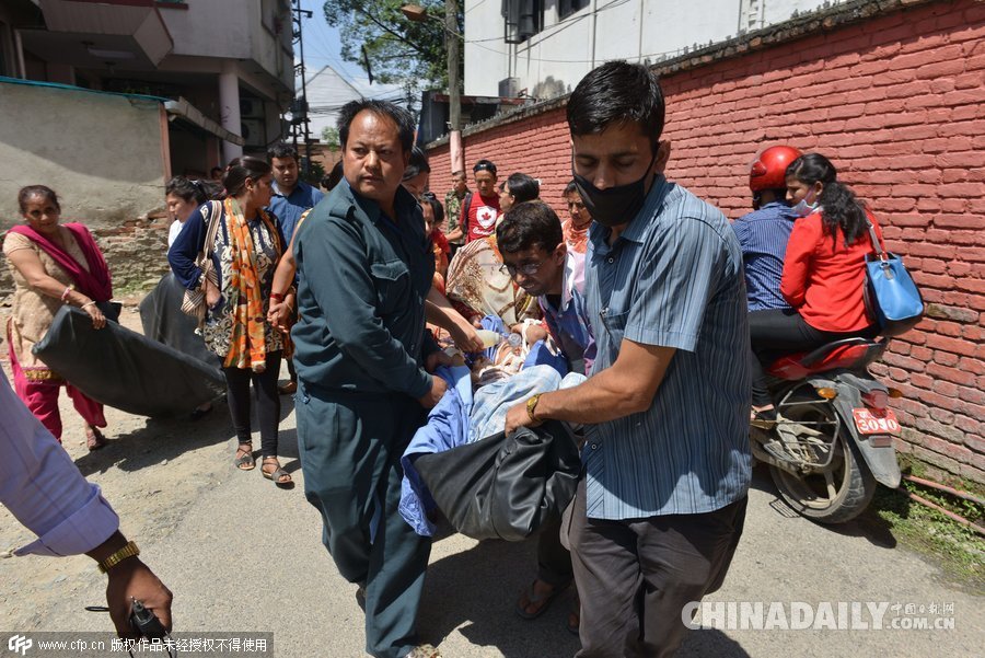 ཀྲུང་བལ་མཐའ་མཚམས་དུ་ཡང་བསྐྱར་ཚད་རིམ་7.4ཅན་གྱི་ས་འགུལ་བྱུང་ནས་ས་གནས་མང་ཚོགས་ལ་ཤི་རྨས་ཐེབས་འདུག