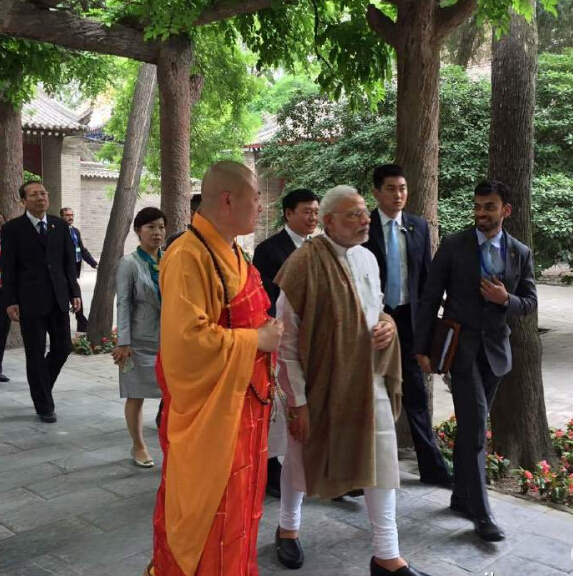 རྒྱ་གར་གྱི་ཙུང་ལི་མའོ་ཏི་སྤྱི་ཚེས་14ཉིན་གྱི་སྔ་དྲོར་ཏ་ཞིན་ཧྲན་དགོན་ལ་མཇལ་སྐོར་དུ་ཕེབས།