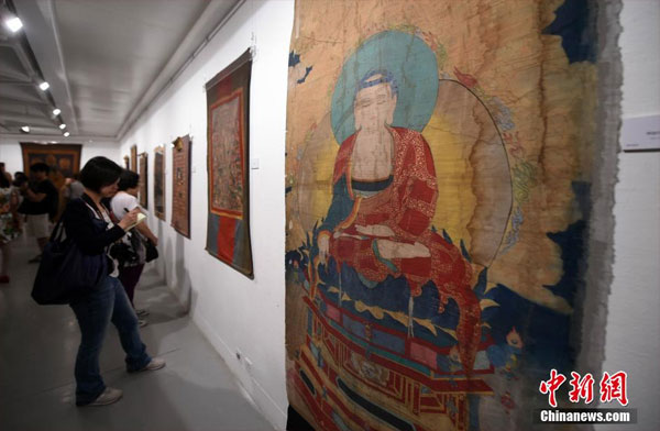 ཤང་ཀང་དུ་ནང་བསྟན་གྱི་ཐང་གའི་སྒྱུ་རྩལ་དང་བོད་བརྒྱུད་ནང་བསྟན་གྱི་བཟོ་རྩལ་ཐོན་རྫས་འགྲེམས་སྟོན་བྱས།