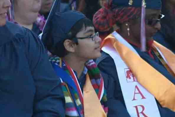 ཨ་རིའི་བྱིས་པ་ཞིག་གིས་ལོ་གཅིག་གི་ནང་དངོས་གཞིའི་བསླབ་གནས་གསུམ་བླངས།
