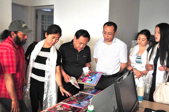 ཀྲུང་དབྱང་མི་རིགས་སློབ་ཆེན་གྱི་འགོ་ཁྲིད་རྣམ་པ་སི་ཁྲོན་དུ་ཕེབས་ནས་བོད་ཡིག་འཕྲིན་སྦྱོར་ལས་ཁུངས་ཁག་ལ་རྟོག་ཞིབ་གནང་།