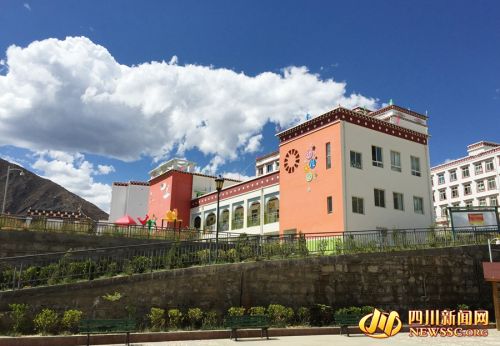 སི་ཁྲོན་དཀར་མཛེས་བོད་རིགས་རང་སྐྱོང་ཁུལ་དུ་གཅིག་བསྡུས་སློབ་གྲྭ་འཛུགས་སྐྲུན་བྱེད་བཞིན་ཡོད་པས་ད་ནས་བཟུང་བྱིས་པ་སློབ་གྲྭར་ཞུགས་རྒྱུར་དཀའ་ཁག་མེད།