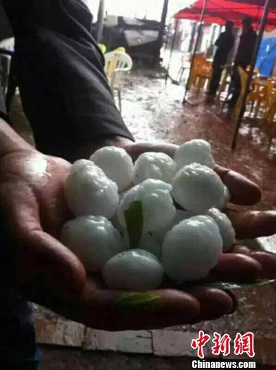 ཀན་སུའུ་ཞིང་ཆེན་གྱི་ས་གནས་མང་པོ་ཞིག་ལ་གློ་བུར་དུ་སེར་བ་བབས་ནས་རླངས་འཁོར་སོགས་ཀྱི་ཤེལ་སྒོའང་བཅག་ཡོད་འདུག