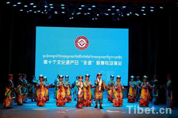 ཐེངས་བཅུ་པའི་རིག་གནས་ཤུལ་བཞག་ཉིན་མོར་མངོན་མིན་རིག་གནས་ཤུལ་བཞག་གི་གླུ་གར་ཆེད་མངགས་འཁྲབ་སྟོན་བྱས།