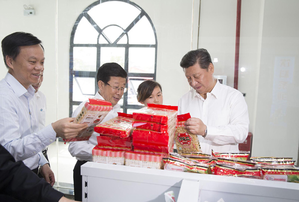 ཞི་ཅིན་ཕིང་གིས་ཀུའེ་ཀྲོའུ་ཡི་རང་འདེམ་ཚོང་ར་ཞིག་ཏུ་རྟོག་ཞིབ་གནང་བར་ཕེབས།