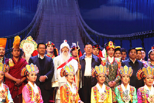 &lt;&lt;ཐང་སྟོང་རྒྱལ་པོའི་རྣམ་ཐར།&gt;&gt;ཀན་ལྷོའི་ཟློས་གར་ཁང་ཆེན་པོར་འཁྲབ་སྟོན་བྱས།