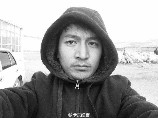 སྙན་ངག་པ་ཁ་བ་སྙིང་ལྕགས་གསེར་ཉ་སྲུང་སྐྱོབ་ཀྱི་ཆེད་དུ་མཚོ་སྔོན་པོའི་ཁ་ནས་རྐྱེན་ལམ་དུ་ཤོར།