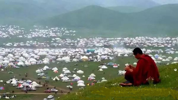 དགེ་བཤེས་འཇམ་དབྱངས་རྒྱ་མཚོ་ཚང་གིས་རྒན་གྱའི་བཀྲ་ཤིས་བདེ་འཛོམས་ཐང་དུ་དཔལ་དུས་ཀྱི་འཁོར་ལོའི་དབང་བསྩལ།