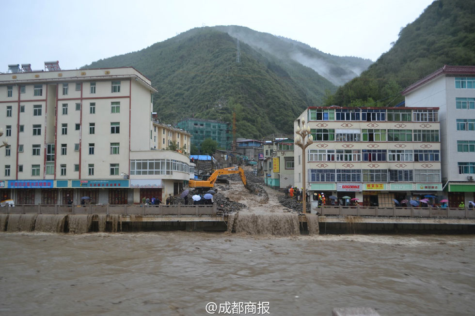འབར་ཁམས་རྫོང་དུ་འདམ་རྡོ་ཆུ་རུད་བྱུང་ནས་འགྲིམ་འགྲུལ་བགྲོད་ལམ་བཀག