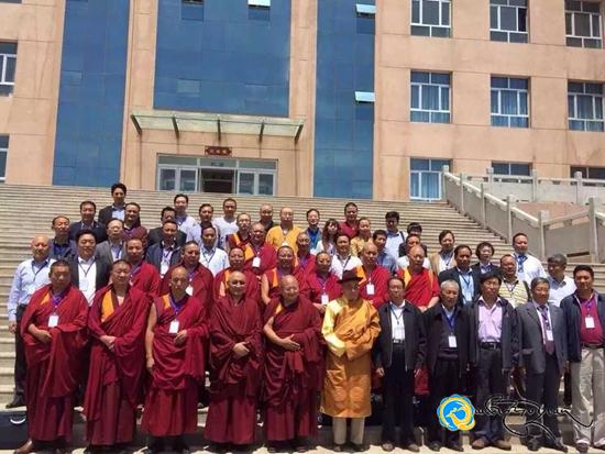 རྗེ་ཙོང་ཁ་པའི་རྒྱལ་སྤྱིའི་རིག་གཞུང་བགྲོ་གླེང་ཚོགས་འདུ་སྐབས་དང་པོ་མཚོ་སྔོན་མི་རིགས་སློབ་ཆེན་དུ་བསྡུས།