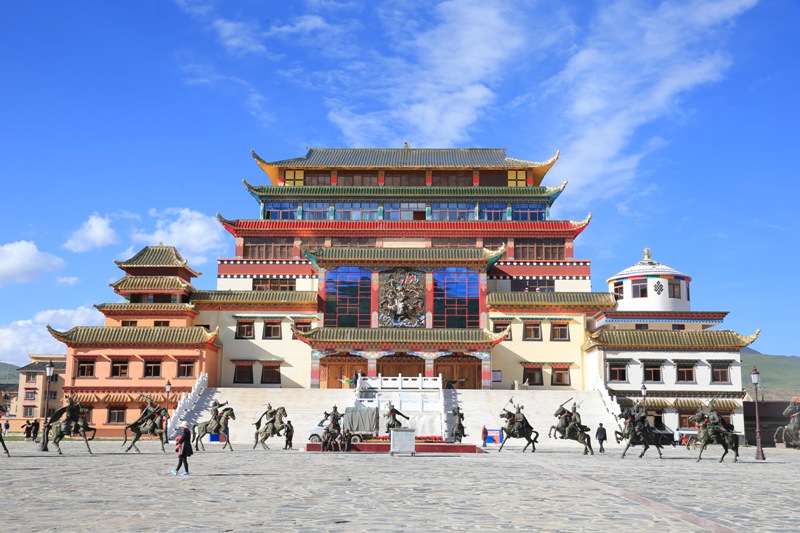 གསེར་རྟ་རྫོང་གིས་གེ་སར་རིག་གནས་སྒྱུ་རྩལ་ཕོ་བྲང་གི་སྒོ་བྱང་འགེལ་བའི་མཛད་སྒོ་འཚོགས།