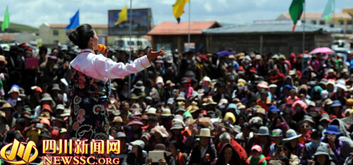 སི་ཁྲོན་བོད་སྐད་རྒྱང་བསྒྲགས་འཕྲིན་ལམ་གྱི་ལོ་རྒན་དྲུག་ཅུའི་སྐྱེས་སྐར་རྔ་བ་ཧུང་ཡོན་ནས་བསུས།