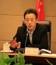 ཝུའེ་ཧུང་གིས།  རྫོང་ཁོངས་ཀྱི་དཔལ་འབྱོར་དངོས་ནས་བརྩམས་ཏེ། བརྟན་པོ་འཕེལ་རྒྱས་ཀྱི་གཙོ་གནད་འབུར་དུ་ཐོན་དགོས།