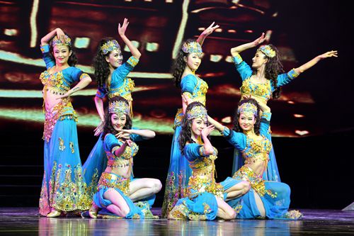 མཚོ་སྔོན་རིག་གནས་ཡུལ་སྐོར་དུས་ཆེན་གྱི་བརྗོད་དོན་དགོང་ཚོགས《རབ་མཛེས་མཚོ་སྔོན། དར་གོས་ཚོང་ལམ》ཞེས་པ་འཁྲབ་སྟོན་བྱས་པ།