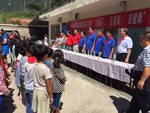 ཀྲུང་གོ་སྨན་པའི་མཐུན་ཚོགས་ཀྱིས་ལྕགས་ཟམ་རྫོང་དུ་མཐོ་སྒང་དུ་འཁྱིལ་བའི་བརྩེ་བ་ཞེས་པའི་ནད་བཅོས་བྱེད་སྒོ་སྤེལ།