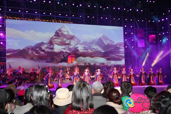 བོད་ཀྱི་གླུ་གར་ཆེན་མོ《གསེར་གྱི་ཉི་ཟླ།》མཚོ་ལྷོ་ཁུལ་དུ་འཁྲབ་སྟོན་བྱས།