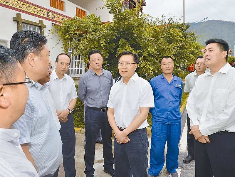 ཝང་ཏུང་མིང་གིས་ལེང་ཧྲན་ཁུལ་དབུལ་སྐྱོར་གསར་སྤེལ་ལས་གཞི་ལ་མཛུབ་ཁྲིད་དང་འབྲེལ་ཞུགས་གྲོས་མོལ་ཚོགས་འདུ་ལ་གཙོ་སྐྱོང་གནང་།