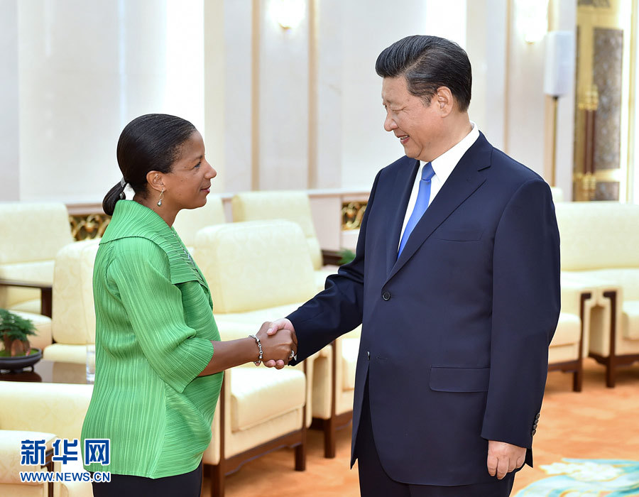 ཞི་ཅིན་ཕེན་གྱིས་ཨ་མེ་རི་ཁའི་ཙུང་ཐུང་གི་རྒྱལ་ཁབ་བདེ་འཇགས་ལས་དོན་གྱི་ལས་རོགས་པ་ལེ་སི་ལ་མཇལ་འཕྲད་གནང་།