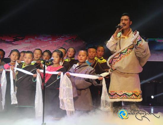 གླུ་བ་གདུགས་དཀར་ཡག་གི་བོད་ཁུལ་གྱི་བསྐོར་བསྐྱོད་གླུ་ཚོགས་ཐོག་མ་ཀན་ལྷོར་སྤེལ་བ།