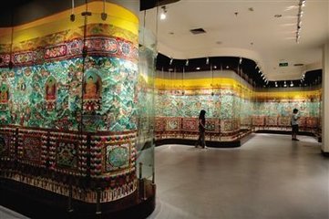 ཨ་རིའི་དགེ་རྒན་ཆེ་མོ་བས་ཀྲུང་གོའི་རིག་གནས་པ་དང་མཉམ་དུ་བོད་ལུགས་གསོ་རིག་ལ་ ཞིབ་འཇུག་བྱ་རྒྱུའི་རེ་བ་བྱེད་པ།