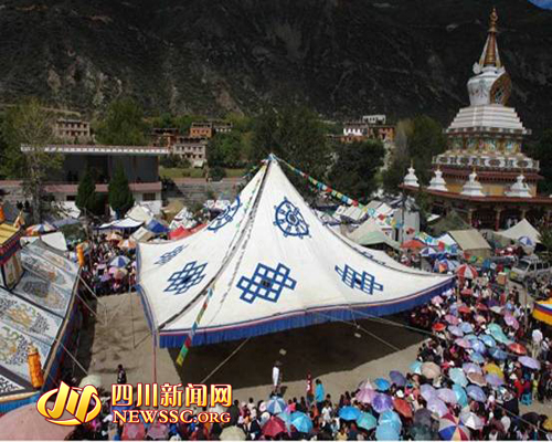 སི་ཁྲོན་དཀར་མཛེས་ཁུལ་འབའ་ཐང་རྫོང་གིས་སྲོལ་རྒྱུན་གྱི་དབྱར་གནས་དུས་ཆེན་རོལ་འགོ་ཚུགས།