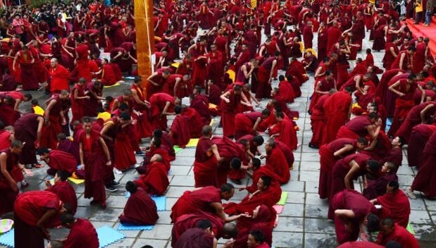སྐབས་དྲུག་པའི་འཇང་དགུན་ཆོས་ཚོགས་ཆེན་མོ་དར་རྩེ་མདོའི་ལྷ་མོ་རྩེར་དགོན་པར་འཚོགས་པ།