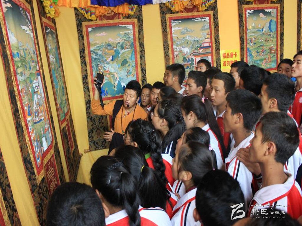 འབའ་ཐང་དུ་གེ་སར་སྟོང་ཐང་བཤམ་སྟོན་བྱས།
