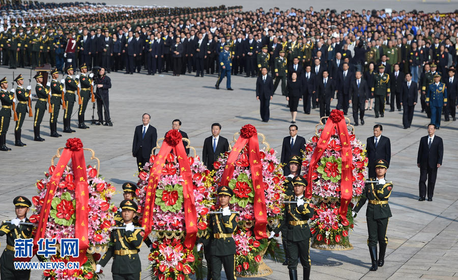 སྔོན་གཤེགས་དཔའ་བོའི་དྲན་གསོའི་ཉིན་མོར་མི་དམངས་དཔའ་བོར་མེ་ཏོག་ སི་ར་འབུལ་བའི་མཛད་སྒོ་པེ་ཅིང་དུ་གཟབ་རྒྱས་ངང་འཚོགས།