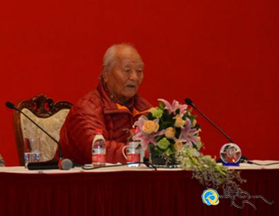 མཁས་དབང་ནམ་མཁའ་ནོར་བུས་པེ་ཅིང་སློབ་ཆེན་དུ་འཆད་འཁྲིད་གནང་བ།