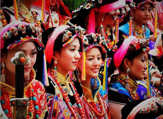 རྒྱལ་རོང་གི་ཡུལ་སྲོལ་གོམས་གཤིས་མྱོང་རོལ་དང་མི་རིགས་རིག་གནས་མྱོང་ཚོར་བྱེད་པ་ཞེས་པའི་རོང་བྲག་གི་རྒྱལ་རོང་བོད་རིགས་ཀྱི་ཡུལ་སྲོལ་དུས་ཆེན་དེ་སྤྱི་ཟླ་10པའི་ཚེས་26ཉིན་གཟབ་རྒྱས་ངང་སྤེལ་རྒྱུ་རེད།