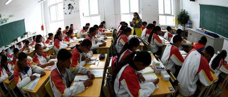 ཡུན་ནན་བདེ་ཆེན་གྱིས་བོད་རྒྱའི་སྐད་གཉིས་སློབ་གསོའི་སྣ་འཛོམས་ཅན་གྱི་མི་སྣ་སྐྱེད་སྲིང་བྱས།