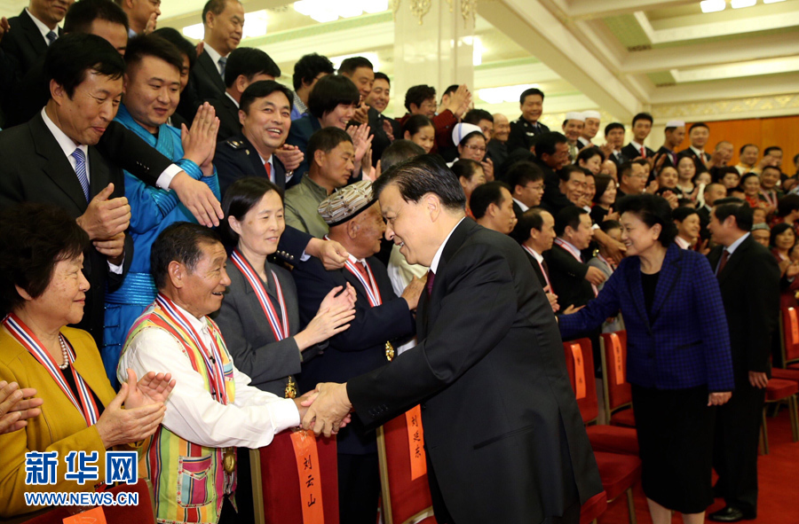 ལིའུ་ཡོན་ཧྲན་གྱིས་སྐབས་ལྔ་པའི་རྒྱལ་ཡོངས་ཀྱི་ཀུན་སྤྱོད་དཔེ་ལེགས་ཅན་དང་མིང་འདོན་བྱ་དགའ་ཐོབ་མཁན་ལ་མཇལ་འཕྲད་གནང་།