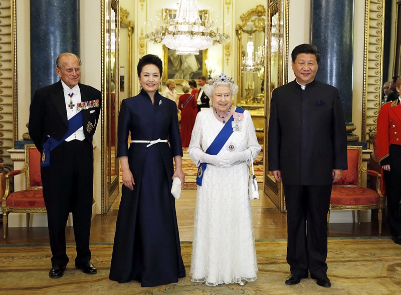 ཞི་ཅིན་ཕིང་དང་སྐུ་ལྕམ་ཕེན་ལི་ཡོན་རྣམ་གཉིས་དབྱིན་ཇིའི་རྒྱལ་མོ་དབྱི་ལི་ཧྲ་པེ་སྐུ་ཕྲེང་གཉིས་པས་སྤེལ་པའི་དགོང་མོའི་གསོལ་སྟོན་ལ་ཞུགས།