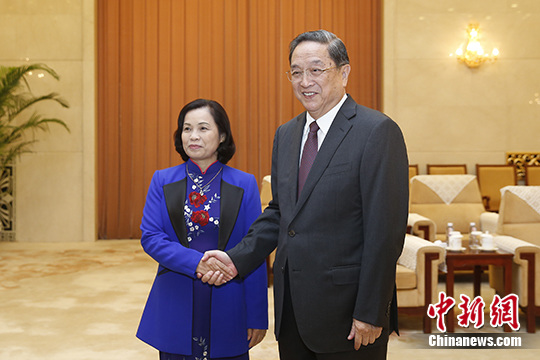 ཡུས་ཀྲེན་ཧྲེང་གིས་ཝེད་ནམ་རྒྱལ་ཁབ་དཔུང་ཁག་གི་ཀྲུང་དབྱང་ཨུ་ཡོན་ལྷན་ཚོགས་ཀྱི་ཀྲུའུ་ཞི་གཞོན་པར་མཇལ་འཕྲད་གནང་།