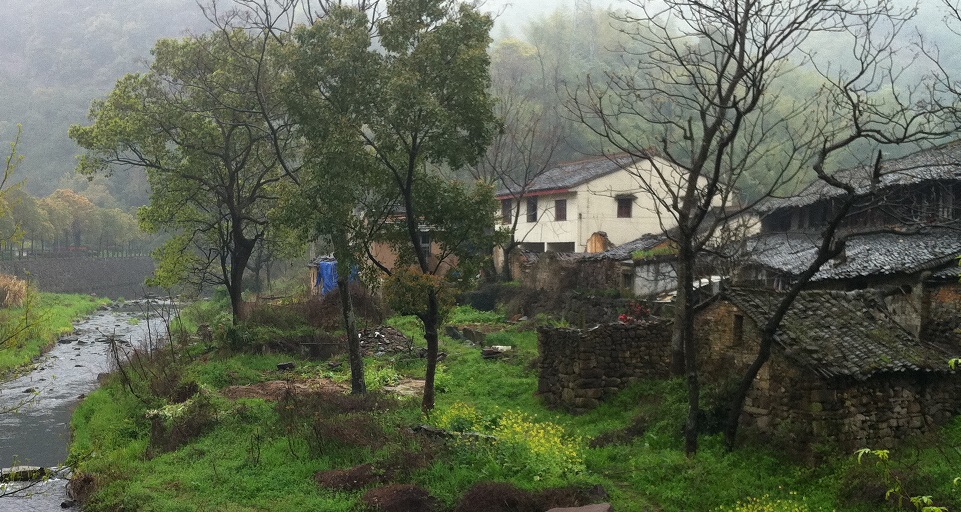 སི་ཁྲོན་གྱི་ཆེས་ཐོག་མའི་ཁྱིམ་ཚང་ཞིང་རའི་འཕེལ་རྒྱས་བསམ་འཆར་དངོས་སུ་ཐོན་པ་དང་རོགས་སྐྱོར་བྱེད་ཐབས་དོན་ཚན་བརྒྱད་བཏོན་པ་རེད།