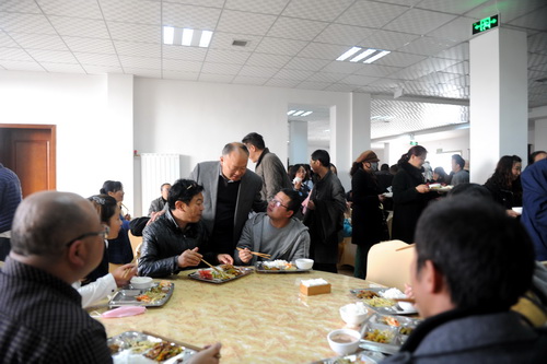 བྱམས་སྐྱོང་བྱེད་པ་སྟེ། ཁྱུང་མཆུ་རྫོང་གི་ལས་བཟོ་པའི་ཟ་ཁང་ལེགས་བསྐྲུན་ཟིན་པ།