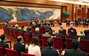 ལི་ཁེ་ཆང་གིས་འཇར་པན་དཔལ་འབྱོར་ལས་རིགས་ཀྱི་འཐུས་མི་ཚོགས་པ་དང་མཇལ་འཛོམས་གནང་།