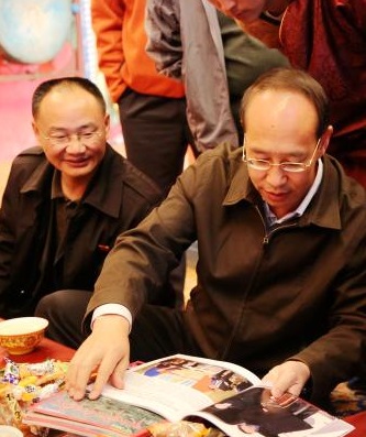 མཛོད་དགེ་རྫོང་གི་བོད་རྒྱ་སྐད་ཡིག་གཉིས་ཀྱི་སྒྲོག་འགྲེལ་ཚོགས་པ་ཡུལ་ཤོག་དང་གྲོང་རྡལ་དུ་སྒྲོག་འགྲེལ་བྱེད་པར་ཕྱིན་པ།