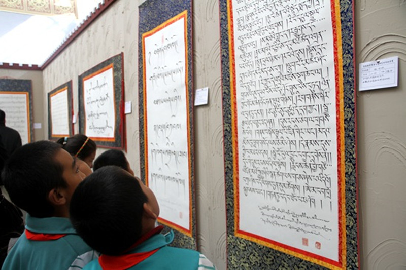 སྐབས་དང་པོའི་ལྷ་སའི་ཡིག་གཟུགས་བརྐོས་རིས་སྒྱུ་རྩལ་བརྩམས་ཆོས་འགྲེམ་སྟོན་བྱེད་སྒོ་ལྷ་ས་ནས་སྤེལ།