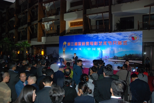 རྔ་བ་ཁུལ་གྱི་བརྙན་ཕྲན་ལ་སྐབས་གསུམ་པའི་ཨེ་ཤ་ཡ་གླིང་གི་བརྙན་ཕྲན་སྒྱུ་རྩལ་དུས་ཆེན་དུ་བྱ་དགའ་ཐོབ།