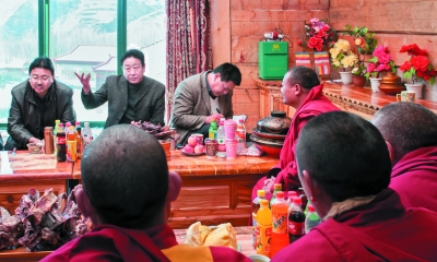ཡི་ཧྥན་གྱིས་བྲག་འགོ་རྫོང་དུ་ཞིང་ཆེན་ཏང་ཨུའི་བོད་ཁུལ་ལས་ཀའི་ཚོགས་འདུའི་དགོངས་དོན་སྒྲོག་འགྲེལ་བྱས།