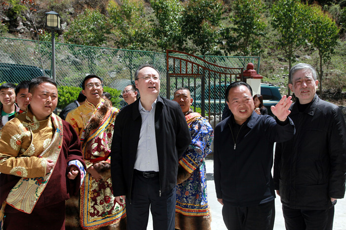 དབྱིན་ལེས་ཀྲུང་དབྱང་དང་ཞིང་ཆེན་ཏང་ཨུའི་ཚོགས་འདུ་གལ་ཆེན་གྱི་དགོངས་དོན་ལག་བསྟར་ནན་ཏན་བྱས་ནས་སྟོབས་ཤུགས་ཆེར་སྐྱེད་ཀྱིས་བོད་ཁུལ་འཆམ་མཐུན་བརྟན་བརླིང་དང་ཡུན་རིང་བདེ་འགོད་ཡོང་བར་སྐུལ་འདེད་གཏང་དགོས་ཞེས་གསུངས།