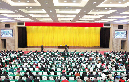 ཀྲུང་དབྱང་སྒྲོག་འགྲེལ་ཚོགས་པའི་ཏང་གི་སྐབས་བཅོ་བརྒྱད་པའི་ཀྲུང་ཨུའི་ཚང་འཛོམས་གྲོས་ཚོགས་ཐེངས་ལྔ་པའི་དགོངས་དོན་གྱི་སྙན་སྒྲོན་ཚོགས་འདུ་འཚོགས་པ།